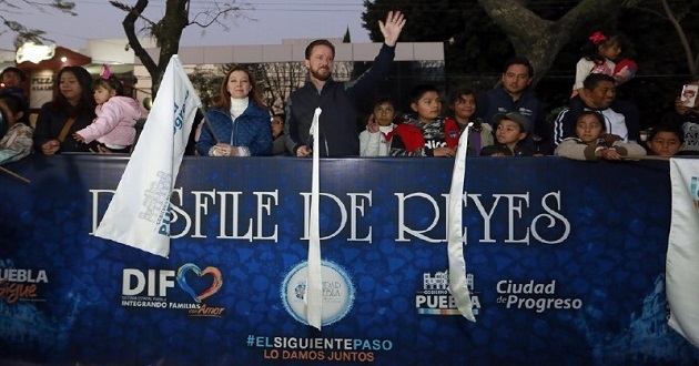 Acompañan Luis Banck y Susana Angulo desfile de Reyes Magos