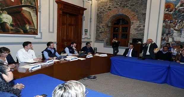 Banck y colonos dialogan sobre mejoras a servicios públicos. Foto: Especial.