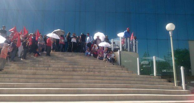 Antorchistas acusan que CFE niega alumbrado público en Totimehuacán
