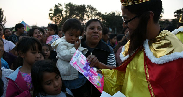 Regalan juguetes a niños de Atlixco en evento de Día de Reyes