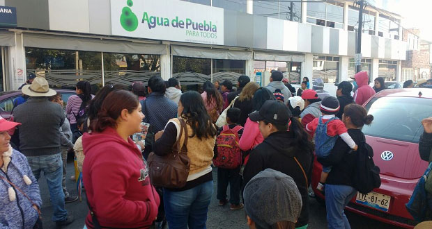 Antorchistas protestan por falta de drenaje en colonias de Puebla
