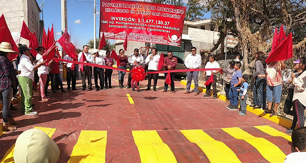 Pavimentan dos calles con concreto hidráulico en Ahuatempan
