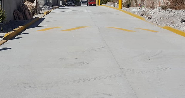 Pavimentan calle con concreto hidráulico en Tepexi de Rodríguez