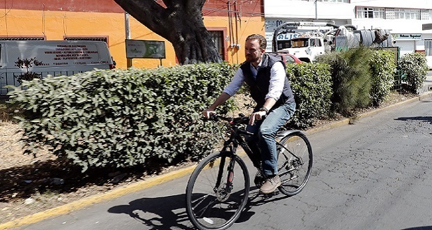 En Día poblano sin coche, Banck se traslada en bicicleta. Foto: Especial