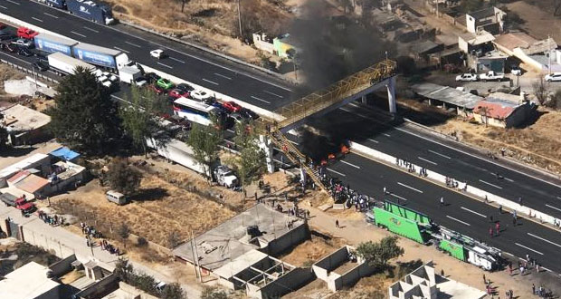 Pobladores de Tlahuapan bloquean la México-Puebla con barricadas