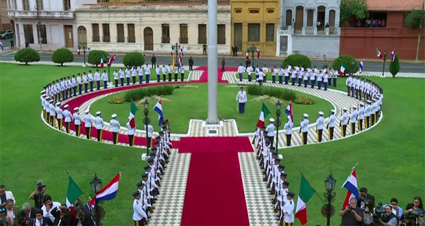 Paraguay recibe a EPN con bandera de Italia e himno desafinado