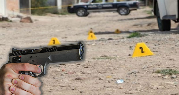 Comando ejecuta a hombre al interior de su auto en Huauchinango