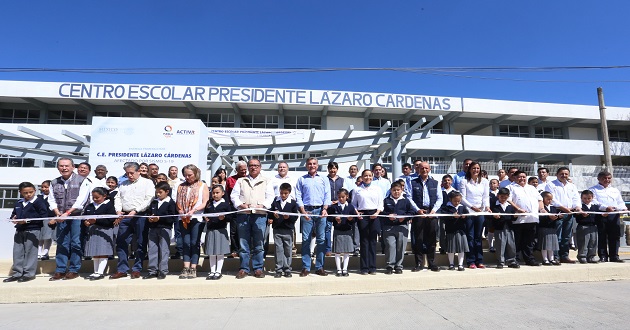 Gali entrega 1era etapa del reconstruido centro escolar de Izúcar.