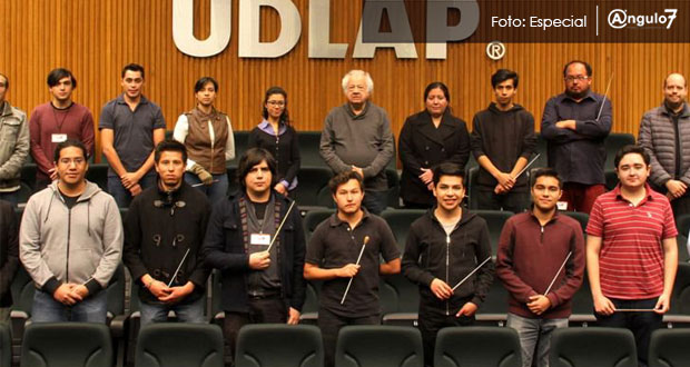 El director de la Filarmónica 5 de Mayo, Fernando Lozano Rodríguez, capacita a 15 jóvenes directores de orquesta provenientes de diversas regiones del país