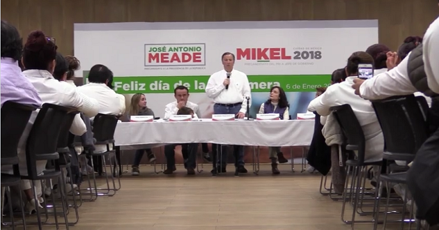 José Antonio Meade festeja en CDMX a enfermeras en su día