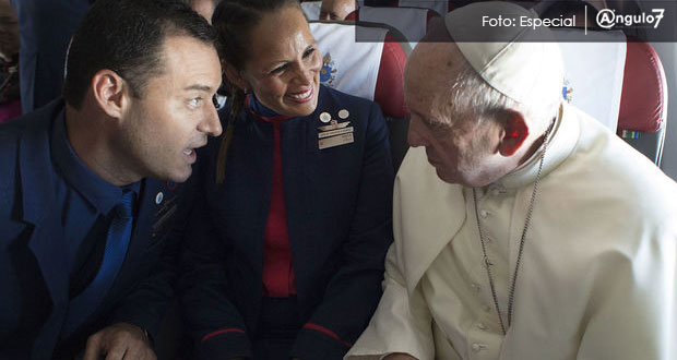 La pareja trabaja como asistentes de vuelo y ya estaba casada por lo civil. Foto: Especial