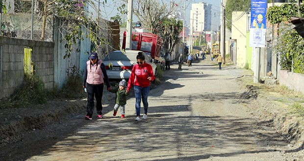 Inician pavimentación de calle en Granjas Atoyac de Puebla capital