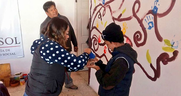 Mujeres y niños pintan murales en 70 comedores de Sedesol