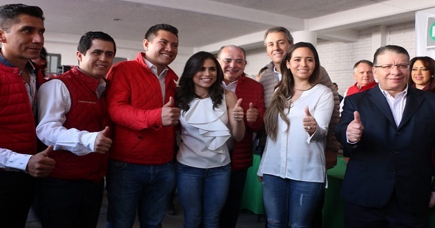 Priistas de Puebla hacen cola para anotarse a una diputación federal. Foto: Especial.