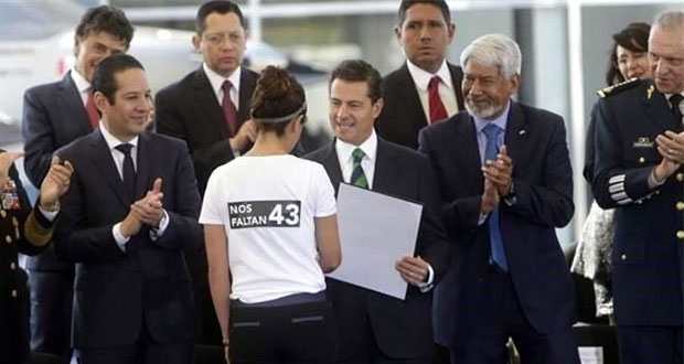 “Nos faltan 43” protesta doctora tras recibir premio de EPN