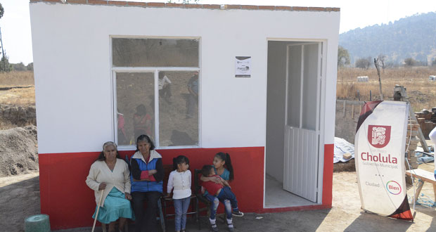Entregan cuartos y baños a 47 familias de San Pedro Cholula