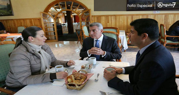 Gali Fayad tuiteó “Agradezco a mis amigos @MarthaErikaA y @eduardorivera01 que hayan aceptado la invitación a desayunar”. Foto: Especial