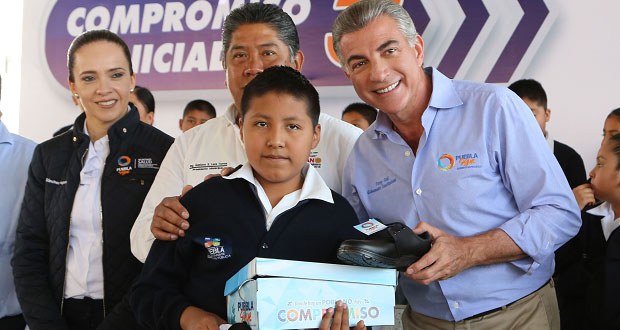 Gali entrega 15 mil uniformes a alumnos de Ajalpan