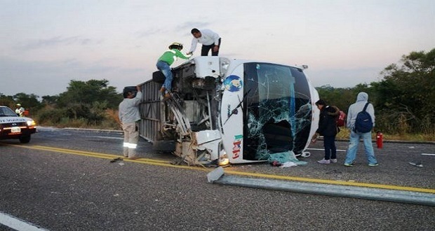 La volcadura de camión en Chiapas dejó a una alumna muerta y 26 heridos más. Foto: El Heraldo de Chiapas