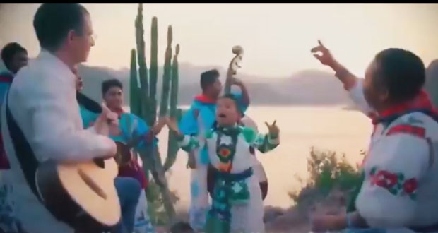 Ahora, Yuawi, voz del tema de MC, canta ante Anaya en nuevo spot