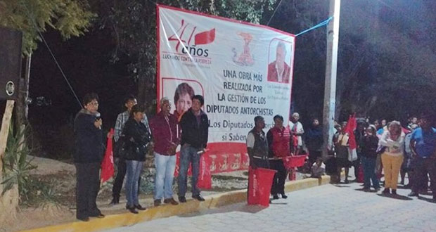 Entregan 2 obras de adoquinamiento y un alcantarillado en Ajalpan