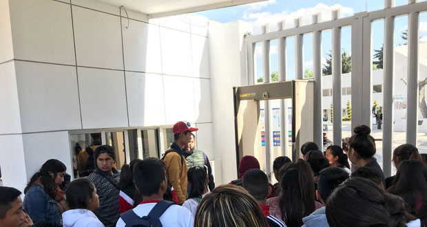 Exigen mobiliario escolar con manifestación en SEP estatal