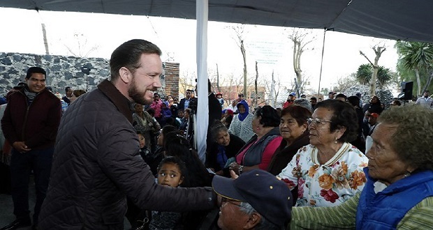 Ayuntamiento entrega apoyos invernales en la Ignacio Romero Vargas. Foto: Especial