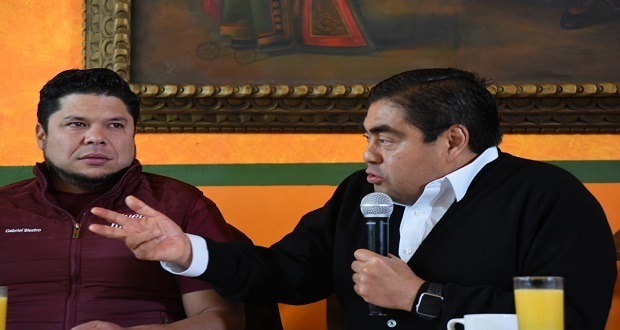Miguel Barbosa Huerta asegura que Martha Erika Alonso Hidalgo no defendió "el mal" trato sufrido por excandidatas en  2016. Foto: EsImagen/Ángel Flores