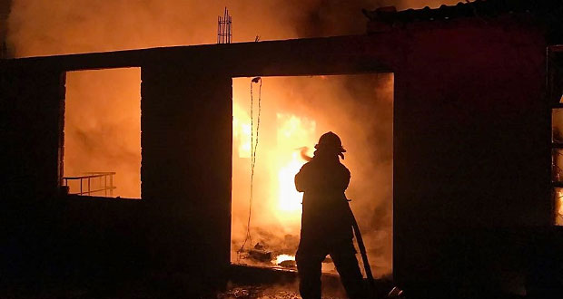 En Cuautlancingo, bomberos extinguen incendio en un domicilio