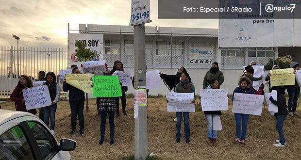 Por falta de pago y otras obligaciones, las docentes decentes decidieron realizar un paro de labores. Foto: 5Radio