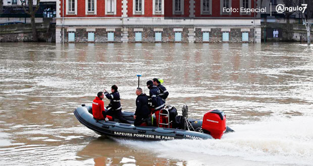 Por fuertes lluvias, se desborda río Sena y cubre calles en París. Foto: Especial