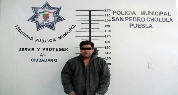 Policías municipales de San Pedro Cholula detienen a dos por agredir a hombre. Foto: Especial