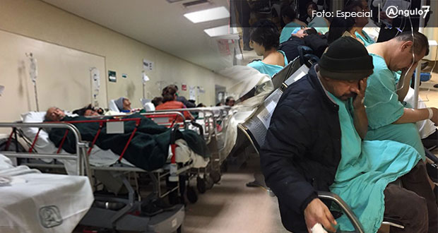 Al menos siete pacientes visten batas de hospital y están sentados en el área de espera. Foto: Especial