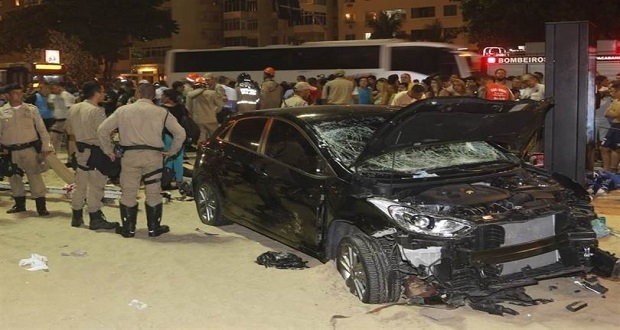 Un auto embistió a una multitud en Copacabana; una bebé, muerta y 14 heridos. Foto: La Nación