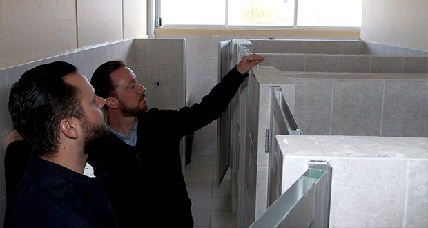 Entregan sanitarios rehabilitados a primaria del sur de la capital