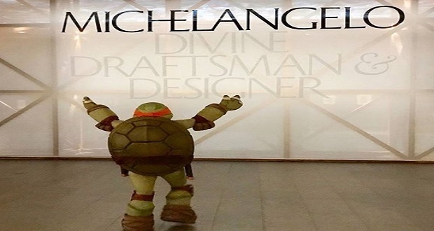 Una Tortuga Ninja visitó la exposición de su tocayo artista, Miguel Ángel, en Nueva York. Foto: Instagram/@MetMuseum