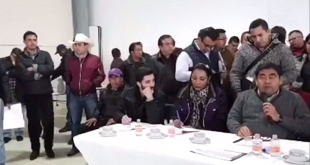 Graban a Barbosa planeando supuesto acarreo de 2 mil poblanos
