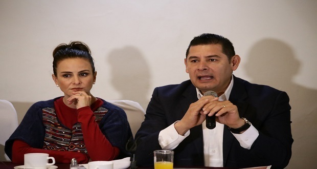 Nancy de la Sierra y Alejandro Armenta convocaron a rueda de prensa comentando la dificultad de contratar publicidad en espectaculares dentro de Puebla. Foto: EsImagen