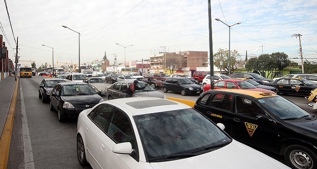 En Puebla capital, 25% de autos particulares circula sin placas vigentes
