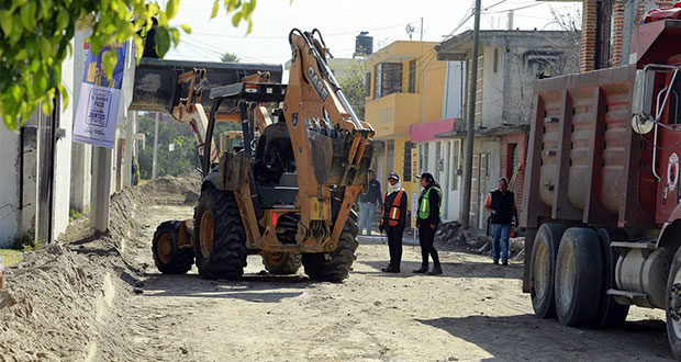 Comuna de Puebla inicia reparación de calles en 2 colonias del norte