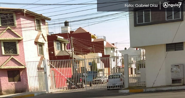 Siguen cerrando calles en Lomas de Loreto con rejas por temor a inseguridad