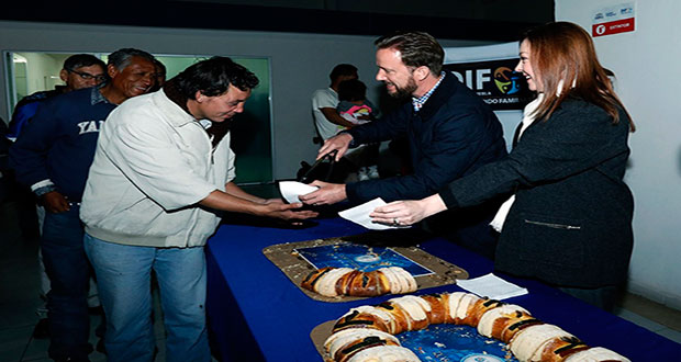 Banck y Angulo comparten Rosca de Reyes en dormitorio municipal