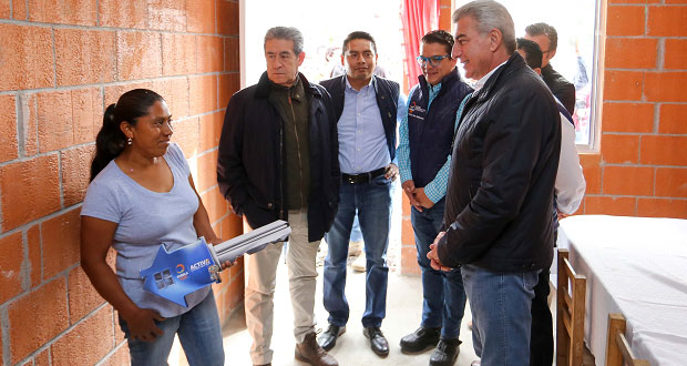 Entregan 33 viviendas a afectados por el sismo en Huaquechula