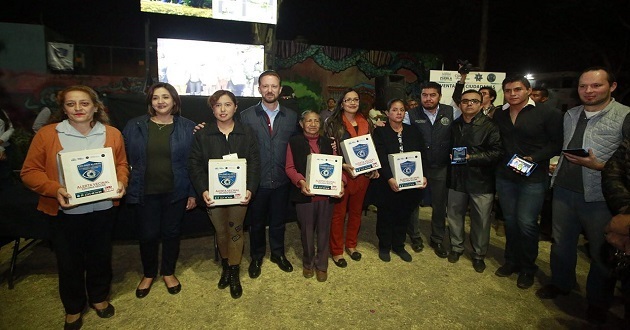 Banck entrega cámaras de vigilancia y alarmas en San Manuel. Foto: Especial.