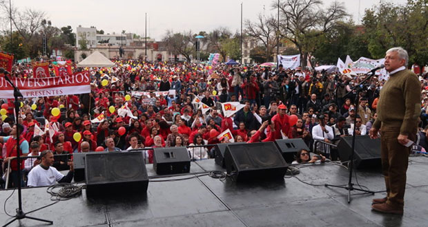 Diputados, senadores y altos funcionarios ganarán la mitad: AMLO