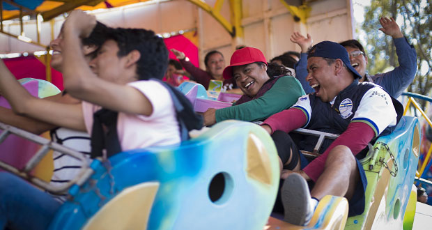 Comunidad de la BUAP festeja Día de San Valentín con feria en CU