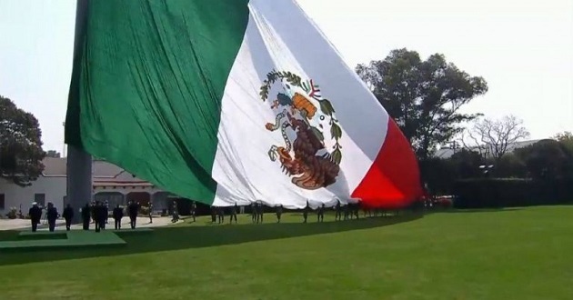 Colocan al revés a la bandera en su día; “no importa”, dice EPN. Foto: Especial.