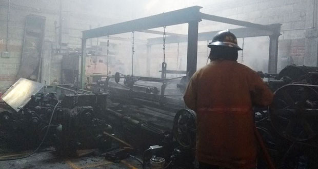 Bomberos sofocan incendio de bodega de colchones en Puebla