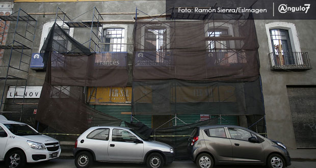 Colapsa techo de edificio y muere trabajador