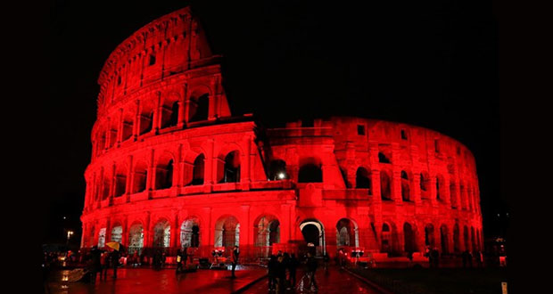 Iluminan de rojo Coliseo de Roma por percusión a cristianos
